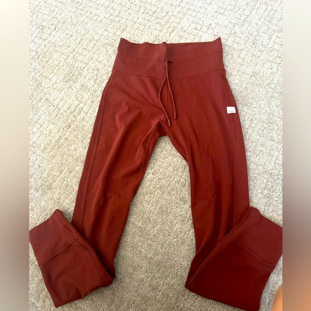 Brand new Vuori daily leggings . Rust color . Size small